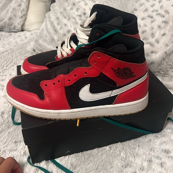 Air Jordan 1 Mid SE, Size 9, Black/Fire Red-White- - Picture 3 of 7